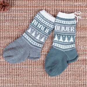 Stickade Julstrumpor Julgran och valfria namn – ganrpaket i Bluum Pure Eco Baby Wool