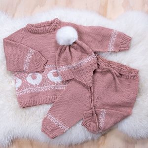 Stickat set Lammet – garnpaket från Bluum i Baby Ull