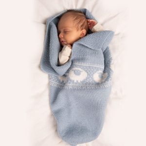 Stickad Myspåse Lammet – garnpaket i Bluum Pure Eco Baby Wool