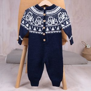 Stickad overall Traktor – garnpaket i Bluum Pure Eco Baby Wool