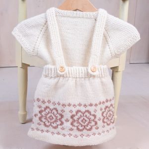 Stickat set kjol med hängslen och topp Blommor – garnpaket i Bluum Pure Eco Baby Wool