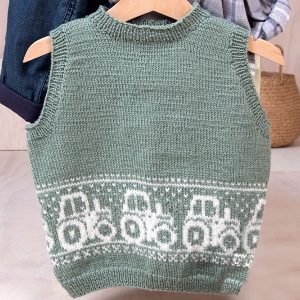 Stickad väst Traktor – garnpaket i Bluum Pure Eco Baby Wool