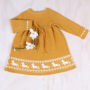 Stickad klänning Häst – garnpaket i Bluum Pure Eco Baby Wool