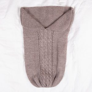 Stickad Myspåse Fläta – garnpaket i Bluum Pure Eco Baby Wool