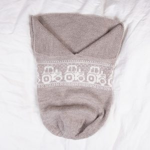 Stickad Myspåse Traktor – garnpaket i Bluum Pure Eco Baby Wool