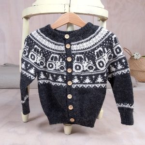 Stickad kofta Traktor i Koksgrå – garnpaket i Bluum Pure Eco Baby Wool