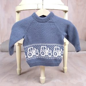 Stickad tröja Traktor – garnpaket i Bluum Pure Eco Baby Wool