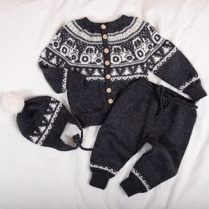 Stickat set Traktor kofta, byxs och luva – garnpaket i Bluum Pure Eco Baby Wool
