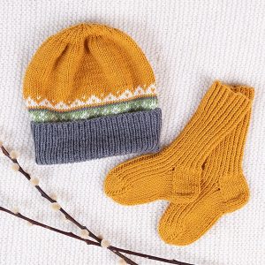 Stickade Mössa och strumpor – garnpaket i Bluum Soft Merino Ull