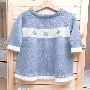 Stickad klänning Blomsterflickan – garnpaket i Bluum Soft Merino Ull