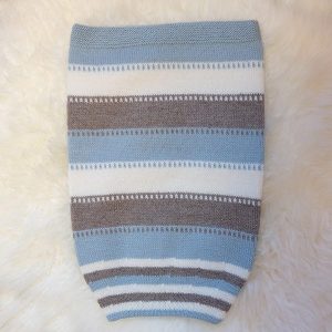 Stickad Myspåse Randig i Dus blå – garnpaket i Bluum Pure Eco Baby Wool