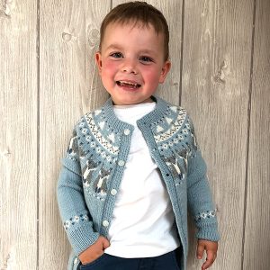 Stickad kofta Räv – garnpaket i Bluum Pure Eco Baby Wool