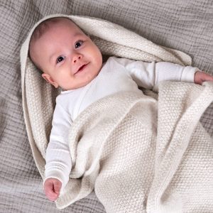 Stickad Bebisfilt Pärla – garnpaket från Bluum i Fluffy