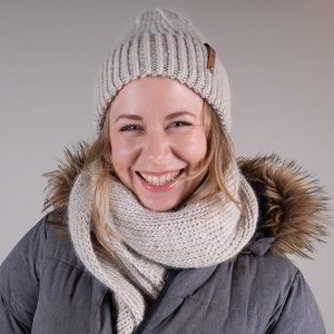 Stickad Mössa och halsduk i ribb vuxen – garnpaket från Bluum i Møy