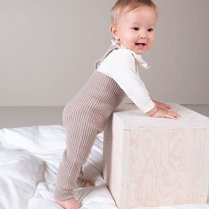 Stickad byxa m/hängslen – garnpaket i Bluum Soft Merino Ull