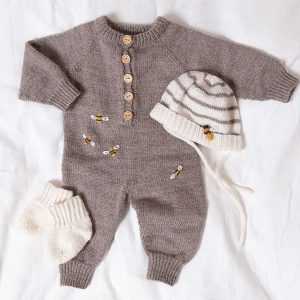Stickad overall Raglan med Bin och mössa – garnpaket i Bluum Pure Eco Baby Wool