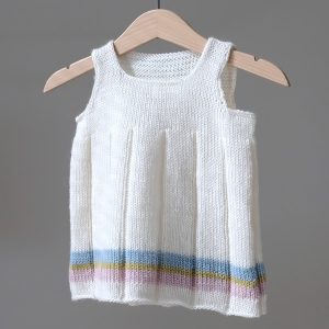 Stickad klänning Emily – garnpaket i Bluum Pure Eco Baby Wool