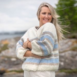 Stickad kofta Havsbris till dam – garnpaket från Bluum i Fnugg