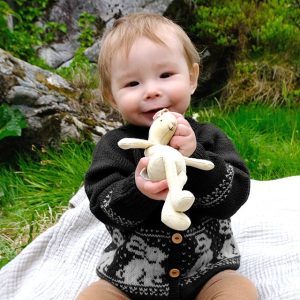 Stickad kofta Kanin Koks melerad – garnpaket i Bluum Pure Eco Baby Wool