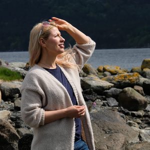 Stickad kofta Sand till dam – garnpaket från Bluum i Fluffy