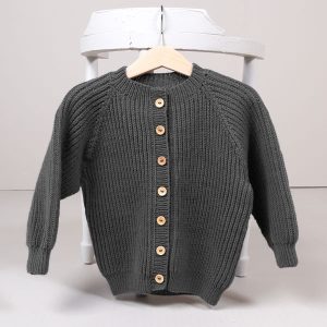 Stickad kofta Noah Grå melerad – garnpaket i Bluum Soft Merino Ull