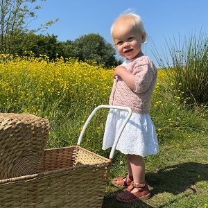 Stickad kofta Viola till barn – garnpaket i Bluum Soft Merino Ull