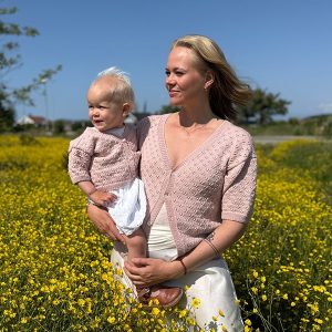 Stickad kofta Viola till dam – garnpaket i Bluum Soft Merino Ull