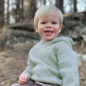 Stickad luvtröja Vårbris – garnpaket från Bluum i Fluffy
