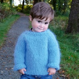 Stickad tröja August – garnpaket från Bluum i Fnugg