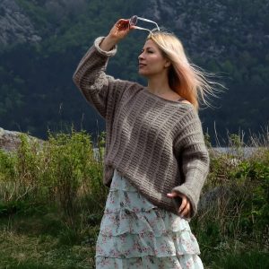 Stickad tröja Björk till dam – garnpaket från Bluum i Fluffy