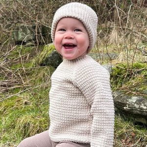 Stickad tröja Hugo med mössa Latte – garnpaket i Bluum Soft Merino Ull