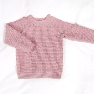 Stickad tröja Hugo med mössa Rosa – garnpaket i Bluum Soft Merino Ull
