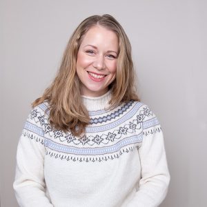 Stickad tröja Ingrid till dam – garnpaket i Bluum Soft Merino Ull