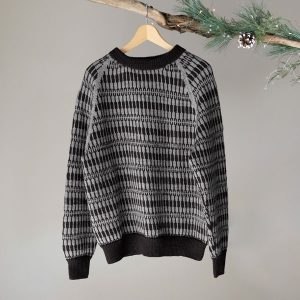 Stickad tröja Lärka till dam i Koksgrå – garnpaket i Bluum Pure Eco Baby Wool