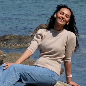 Stickad tröja Novi till dam – garnpaket i Bluum Soft Merino Ull