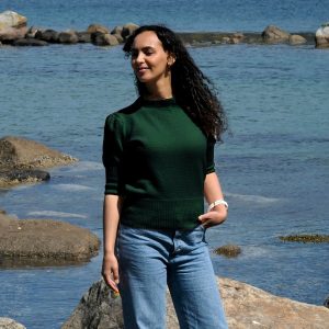 Stickad tröja Novi till dam Flaskgrön – garnpaket i Bluum Soft Merino Ull