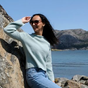 Stickad tröja Timjan till dam – garnpaket i Bluum Soft Merino Ull