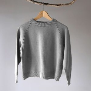 Stickad tröja Ultimat till dam Ljus grå melerd – garnpaket i Bluum Soft Merino Ull