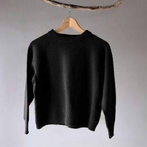 Stickad tröja Ultimat till dam Svart – garnpaket i Bluum Soft Merino Ull
