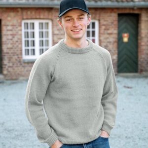 Stickad tröja Ultimat till män Ljus grå melerad – garnpaket i Bluum Soft Merino Ull
