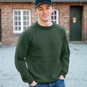 Stickad tröja Ultimat till män Flaskgrön – garnpaket i Bluum Soft Merino Ull