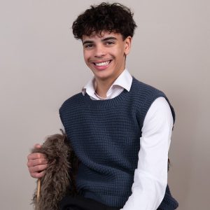 Stickad väst Robin till män  – garnpaket i Bluum Soft Merino Ull