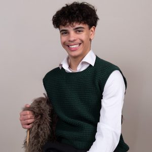 Stickad väst Robin till män Flaskgrön – garnpaket i Bluum Soft Merino Ull