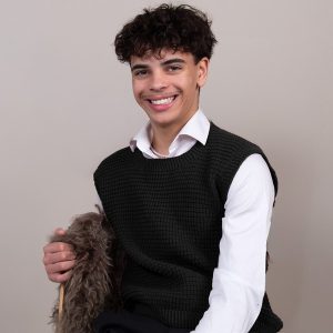 Stickad väst Robin till män Svart och grått – garnpaket i Bluum Soft Merino Ull