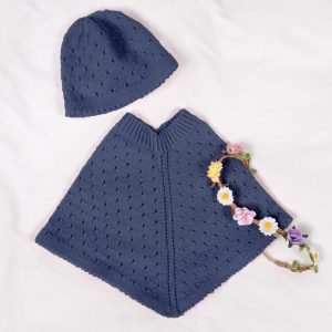Stickat set Poncho och mössa med hålmönster – garnpaket i Bluum Soft Merino Ull