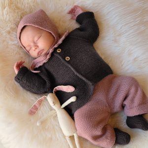 Stickat set Trille med byxor och bebismössa – garnpaket i Bluum Pure Eco Baby Wool