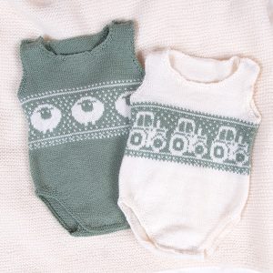 Stickade Bodys 2st Lammet och Traktor – garnpaket i Bluum Pure Eco Baby Wool