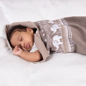 Stickad Myspåse Elefanterna badar – garnpaket i Bluum Soft Merino Ull