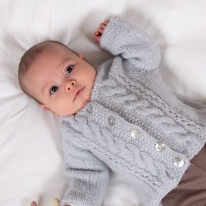 Strickad kofta Fläta – garnpaket från Bluum i Fluffy