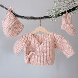 Strickad kofta Lilla knopp m/mössa och sockar – garnpaket från Bluum i Fluffy
